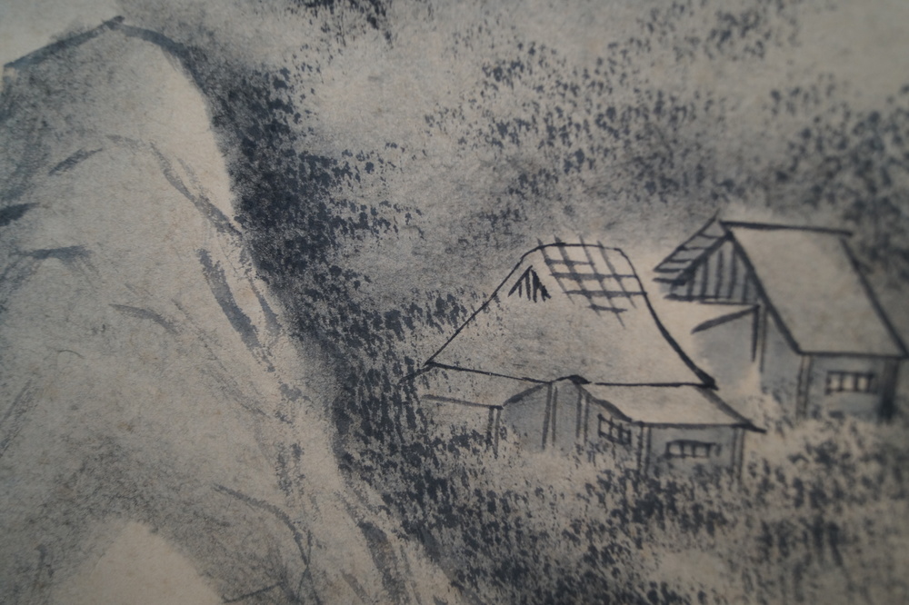 Landschaft mit Berghuetten im Nebel Nahaufnahme der strohgedeckten Huetten am Hang Landschaft Nahaufnahme 3