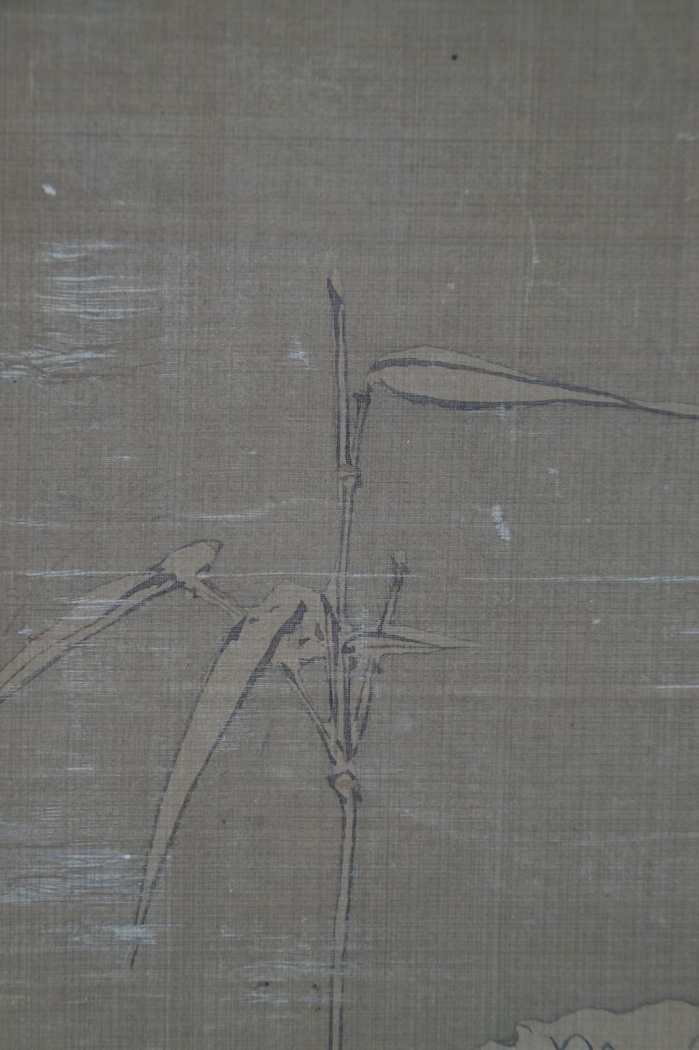 Vue détaillée de l'inscription calligraphiée sur la boîte de conservation du Kakemono Héron dans la splendeur silencieuse des pivoines