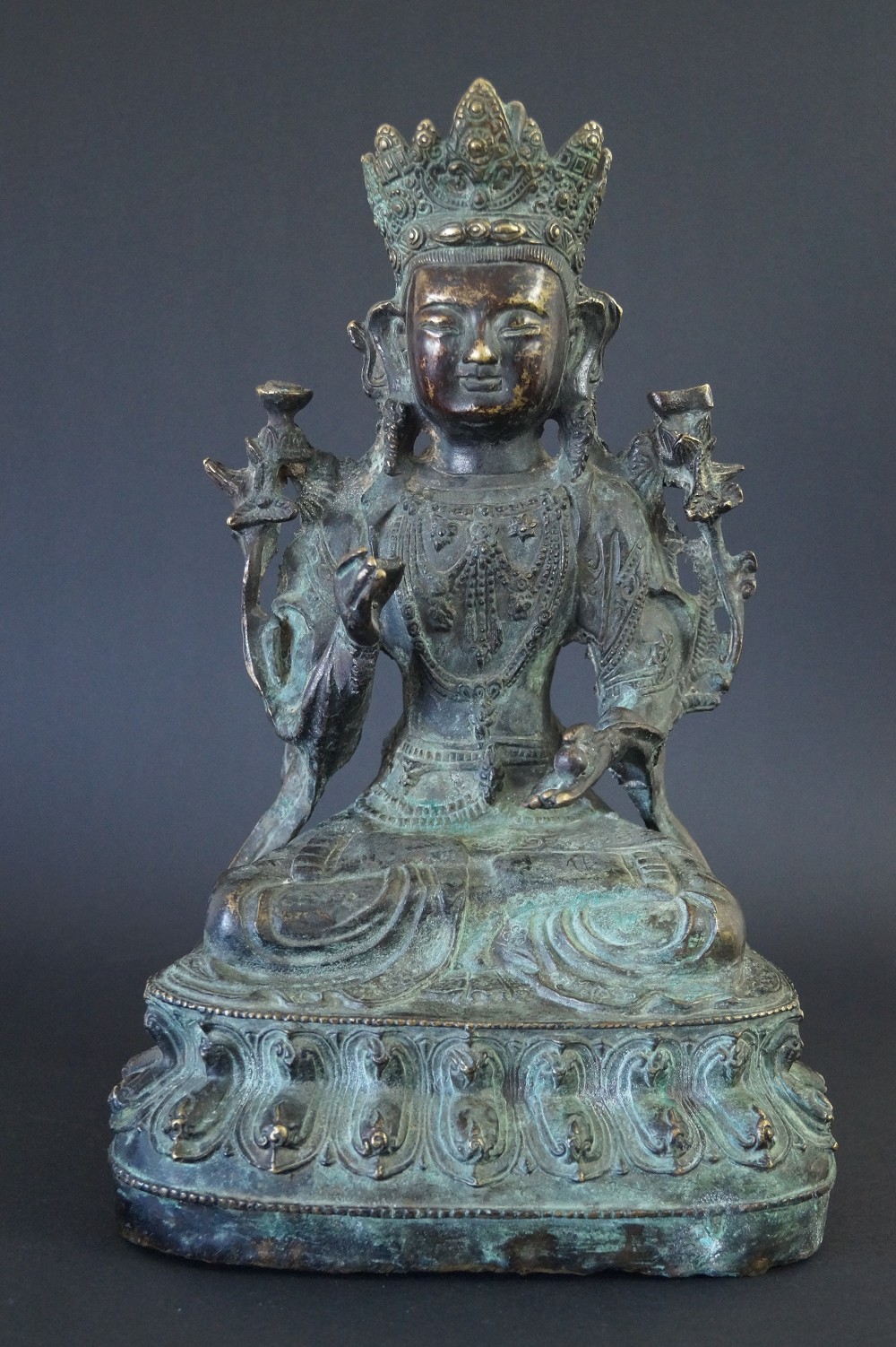 Chinesische Buddhafigur aus Bronze Frontalansicht
