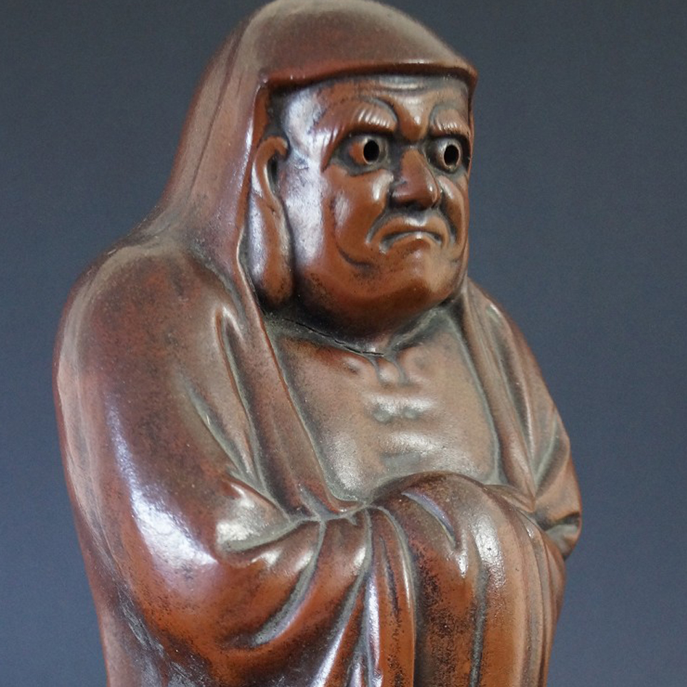 Daruma Figur aus Bizen Keramik Gesicht Nahaufnahme Vorschau