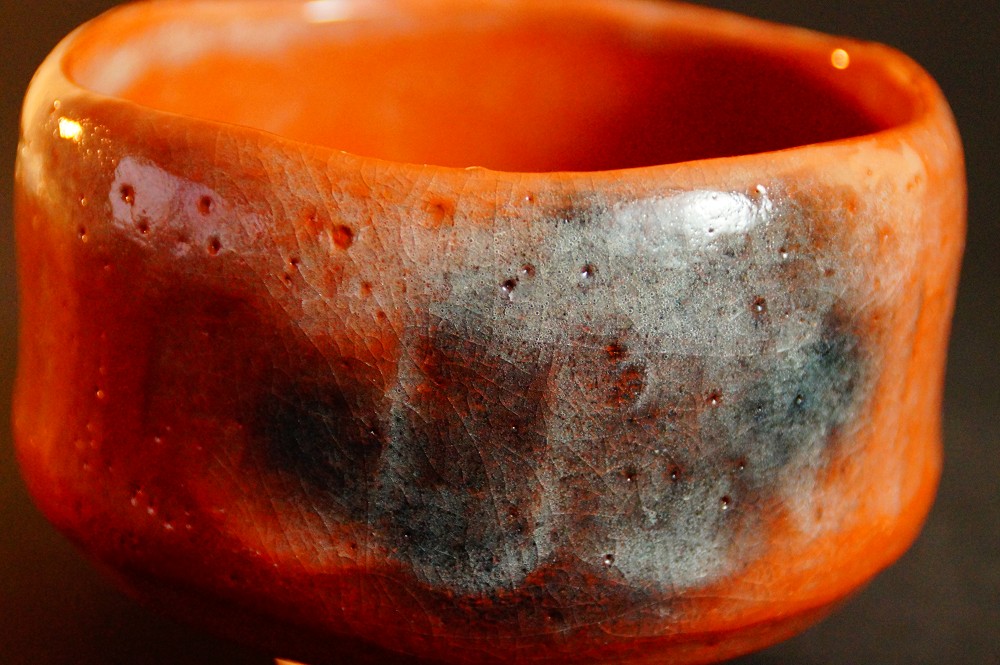 Chawan Teeschale aus Kyoto-Keramik von Yoshimura Raku Rueckansicht Nahaufnahme