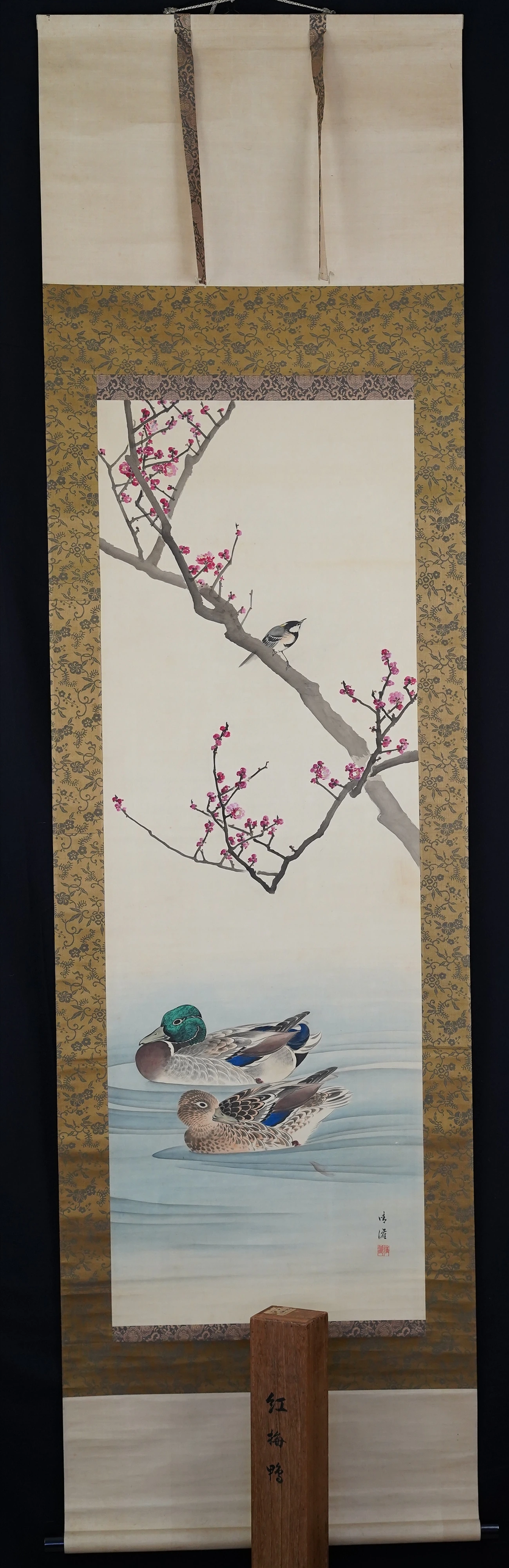 Kakemono Stockenten unter roten Pflaumenblüten in voller Ansicht mit Holzbox
