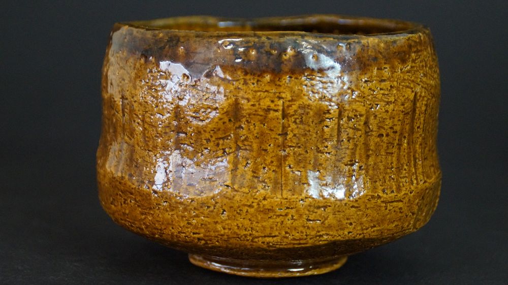 Weitere Ansicht der Chawan aus Raku-Keramik mit vertikalen Rillen in der Glasur