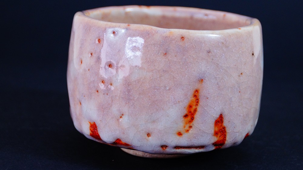 Rueckansicht der Chawan aus Shino-Keramik von Masayoshi Kato mit craquelierter Glasur