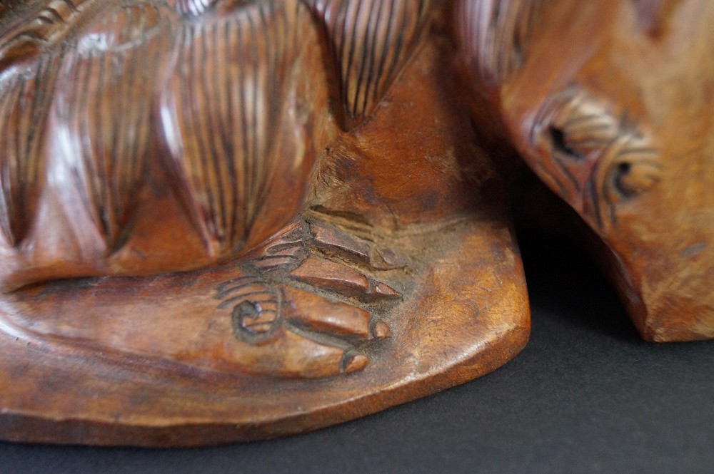 Waechterloewe Figur aus altem Hartholz Kralle Nahaufnahme