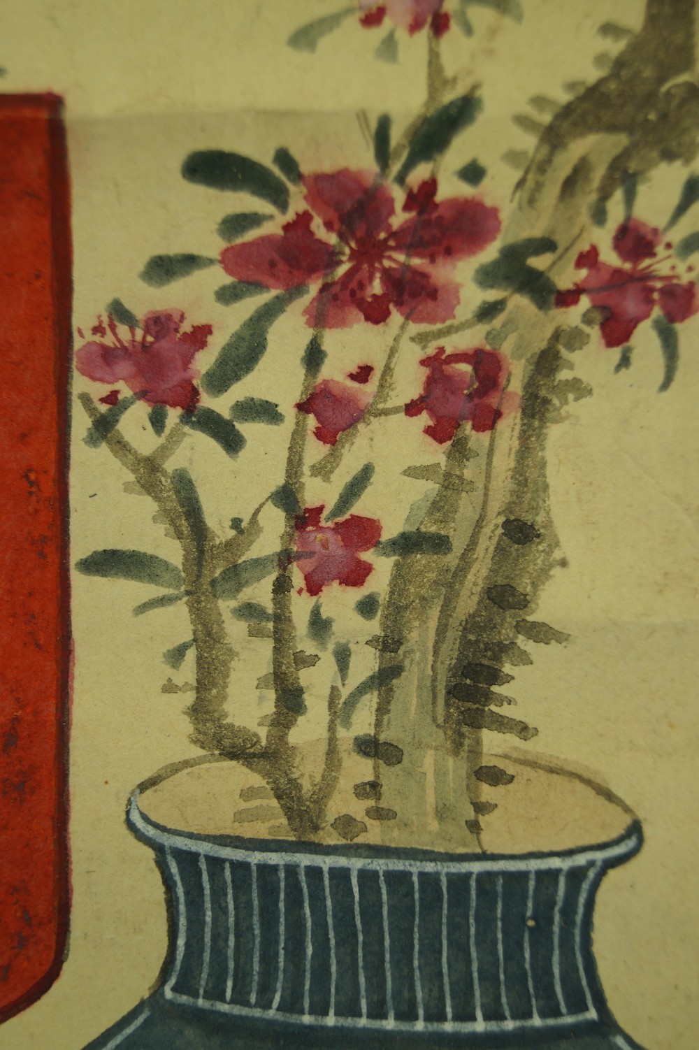 Hina Puppen mit Pflaumenblueten und Vase Vasen-Motiv Nahaufnahme