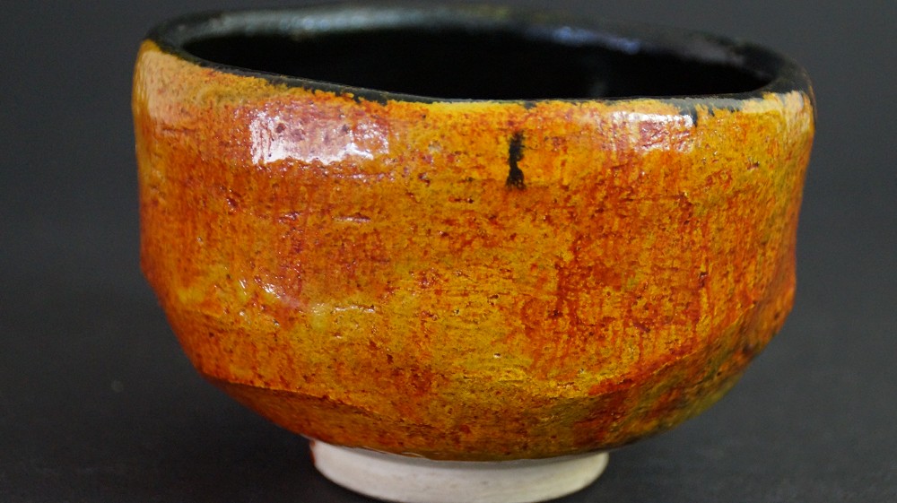 Autre vue de côté du chawan en céramique de Tobe à glaçure couleur ambre par Haryoku