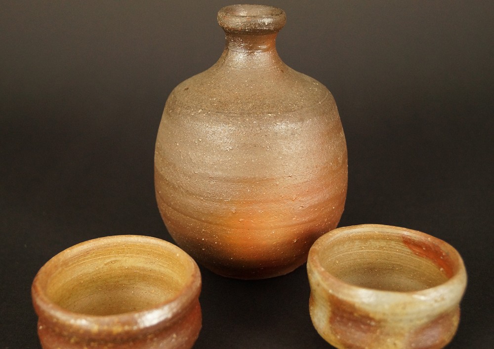 Bizen Tokkuri-Set mit 2 Guinomi Set Frontalansicht