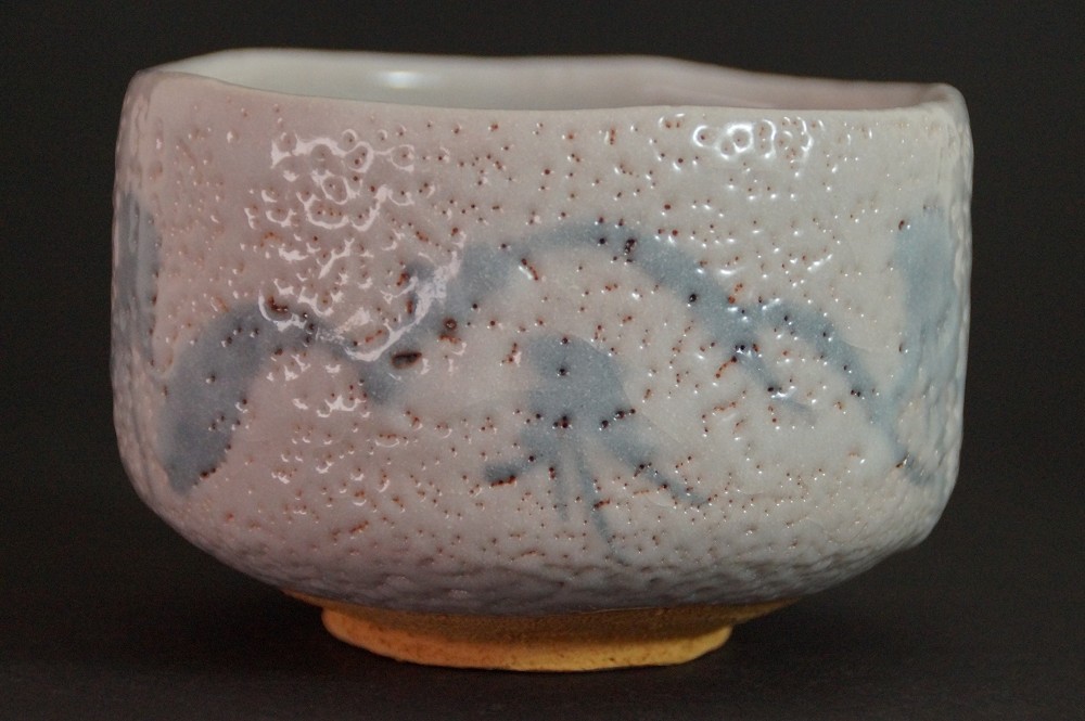 Seitenansicht des Chawan mit cremeweisser Shino-Glasur vor der Aufbewahrungsbox