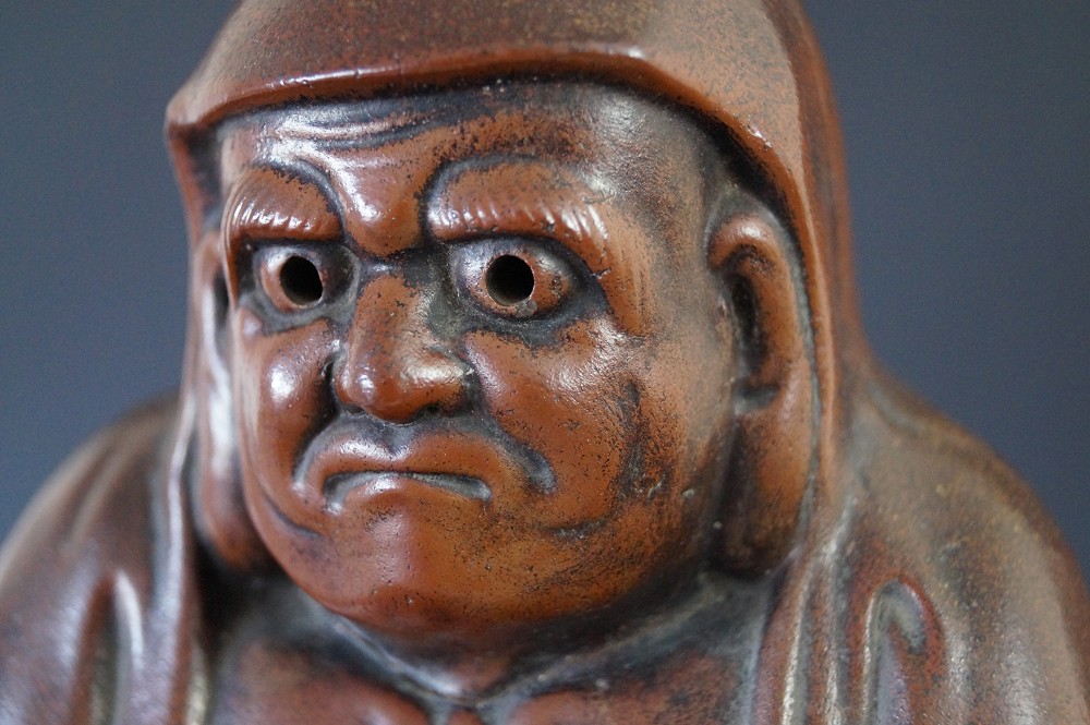 Daruma Figur aus Bizen Keramik Gesicht Nahaufnahme