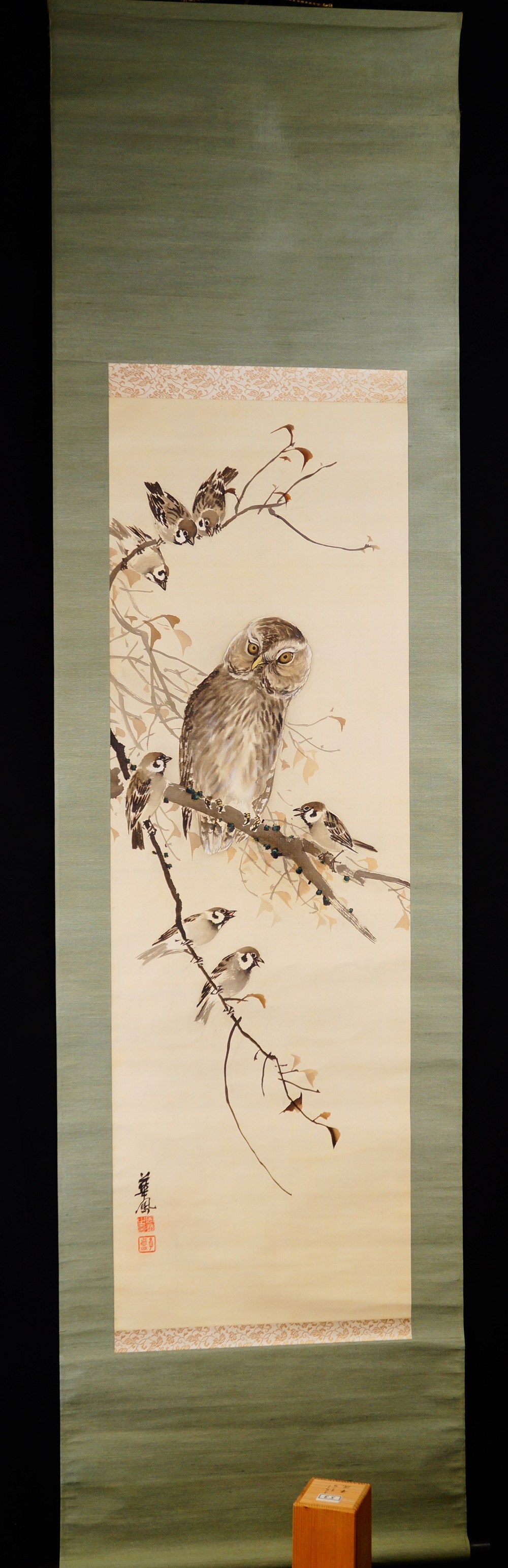 Eule und Spatzen als Kakemono von Nakajima Kaho in der Gesamtansicht mit gruener Randmontierung