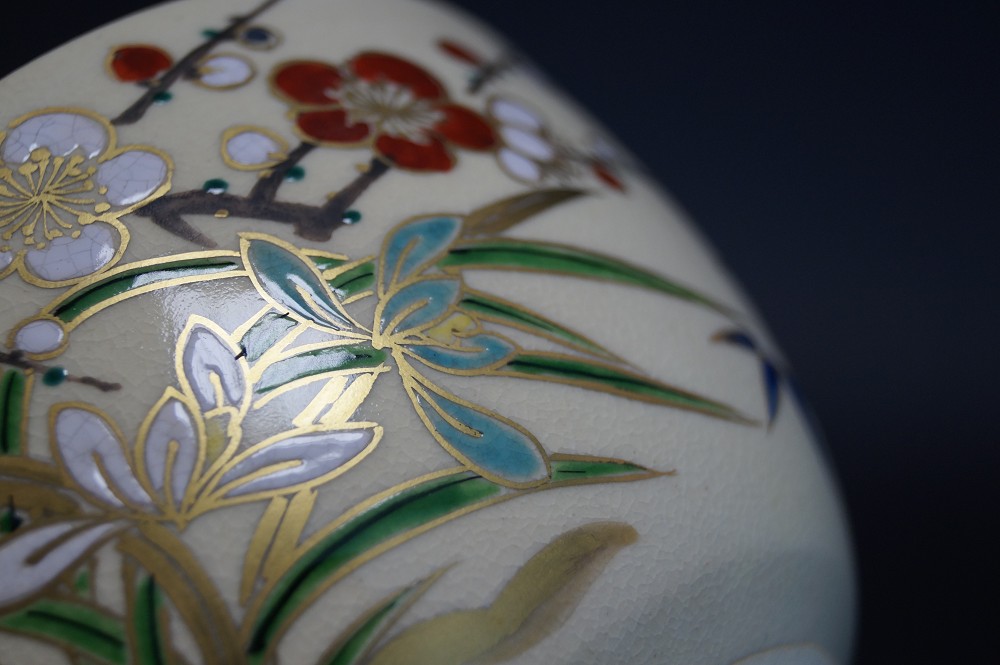 Czarka do herbaty chawan autorstwa Kansai Tsujiego orchidea i kwiaty śliwy zbliżenie