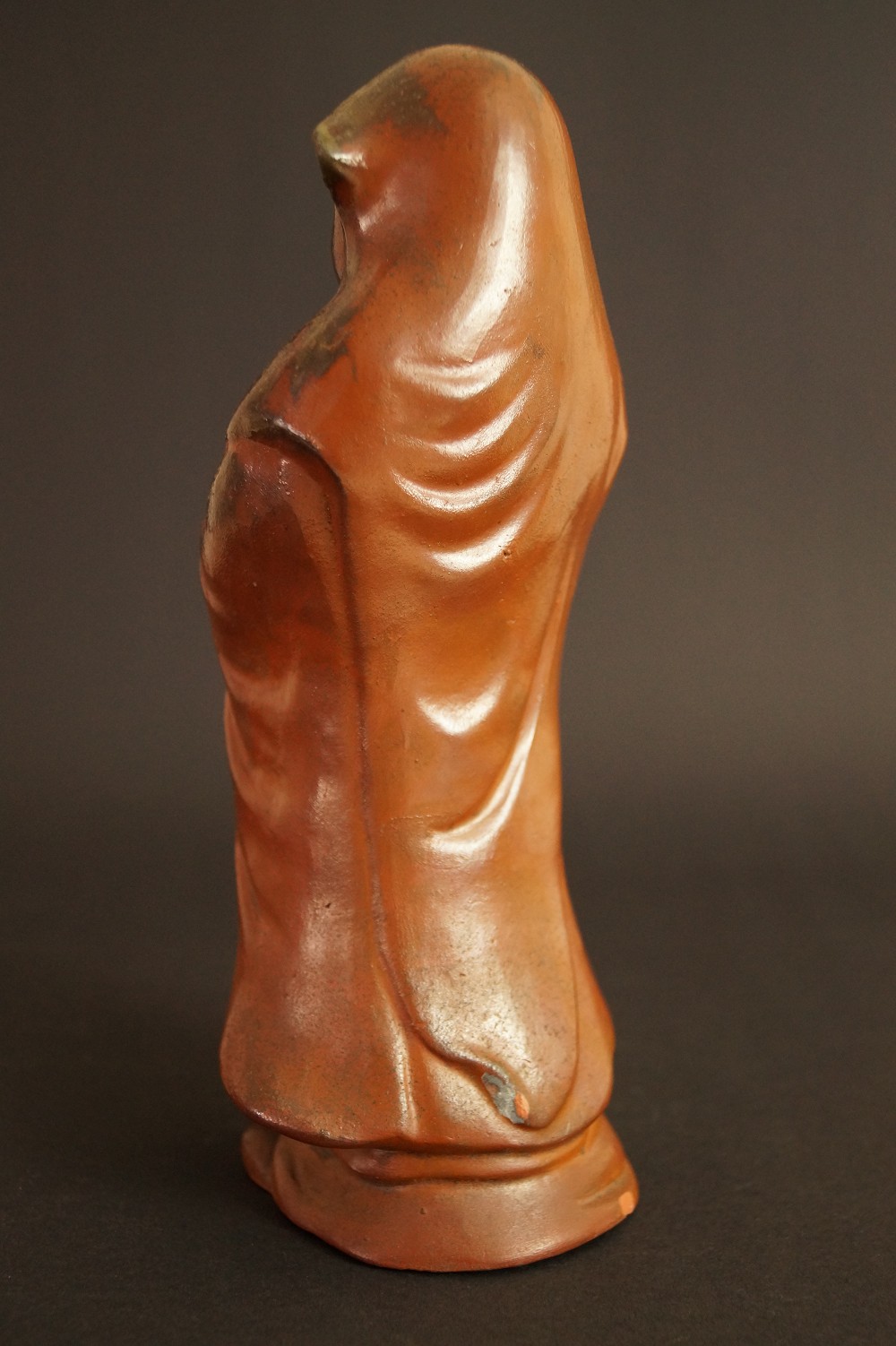 Bodhidharma Daruma Figur aus Bizen Keramik Seitenansicht 2