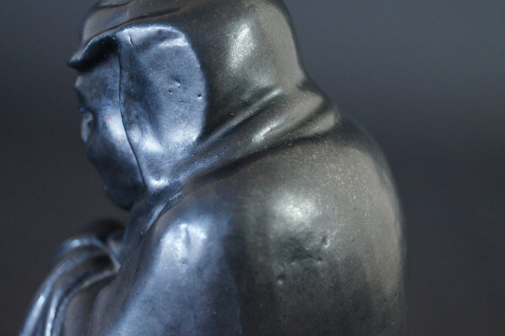 Bodhidharma Daruma figura de porcelana negra vista lateral 3