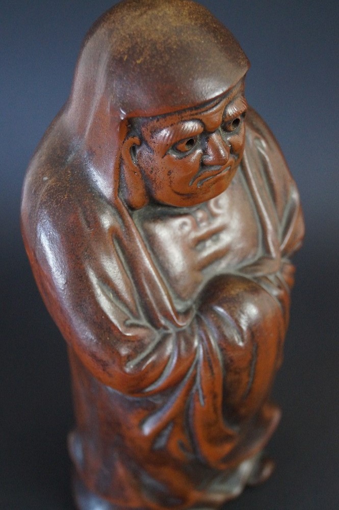 Daruma Figur aus Bizen Keramik Seitenansicht
