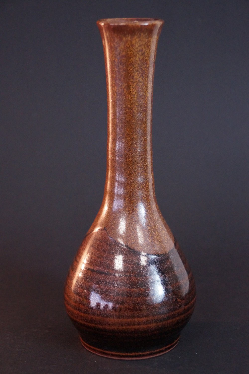 Frontalansicht der handgetoepferten Tanba Vase mit schlankem Hals und bauchigem Koerper