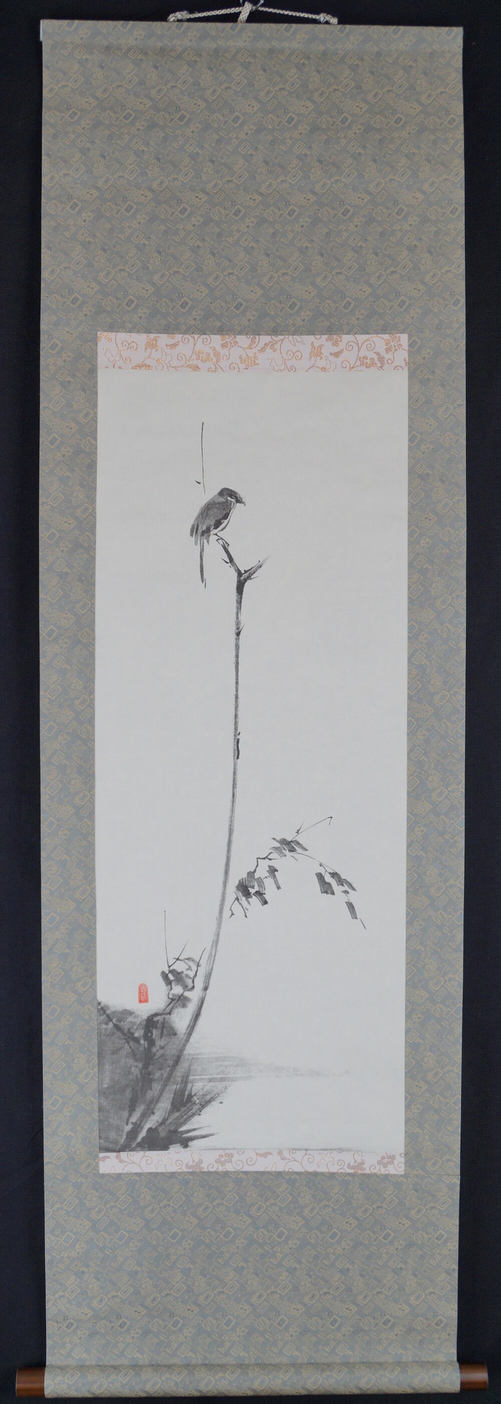 Wuerger-Rolle des Triptychons nach Miyamoto Musashi in der Gesamtansicht mit Vogel auf hohem Schilfhalm am Ufer und grau-goldener Brokatmontierung
