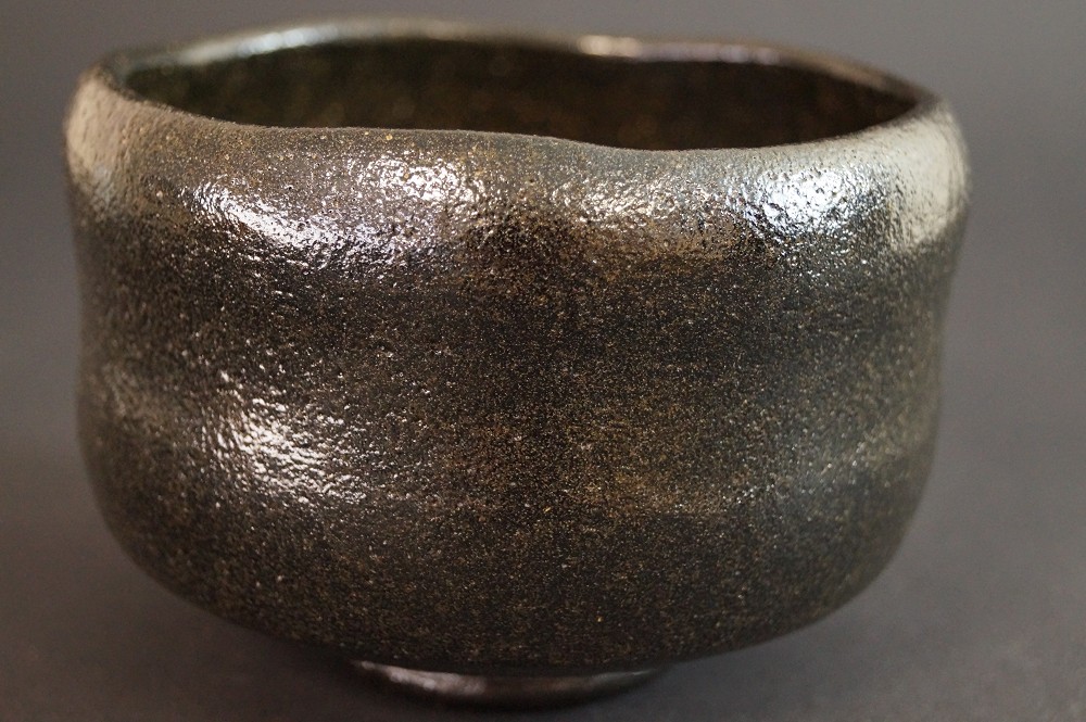 Czarka chawan z ceramiki Raku autorstwa Keizan Ono widok z boku 1