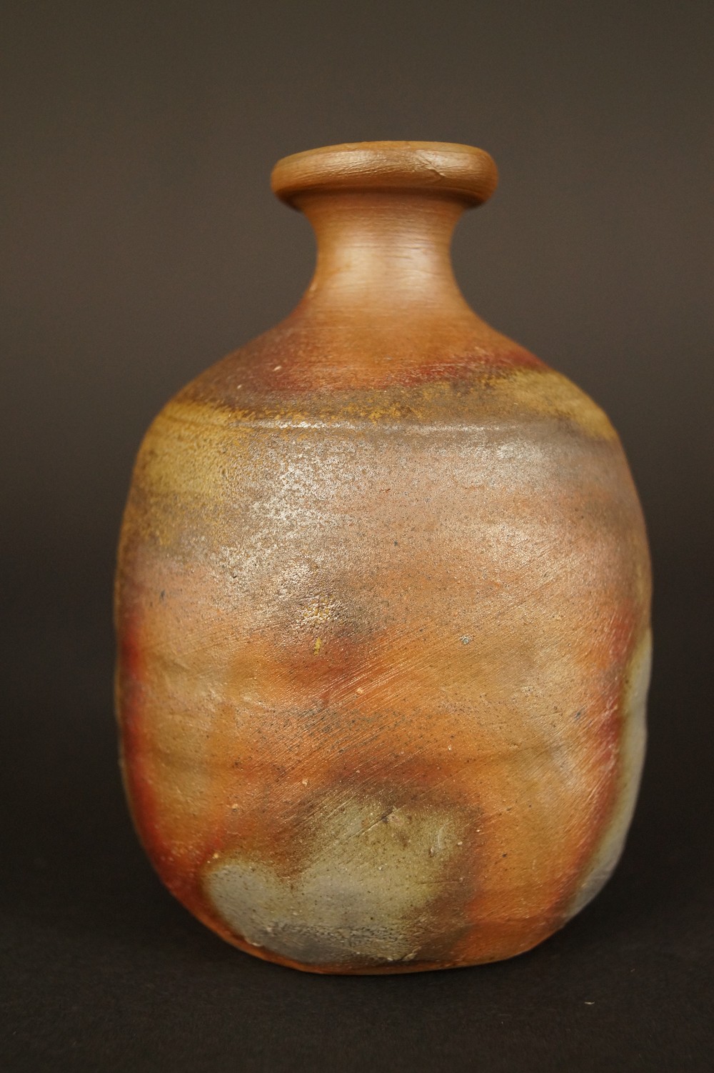 Bizen Tokkuri-Set mit Guinomi Tokkuri Frontalansicht