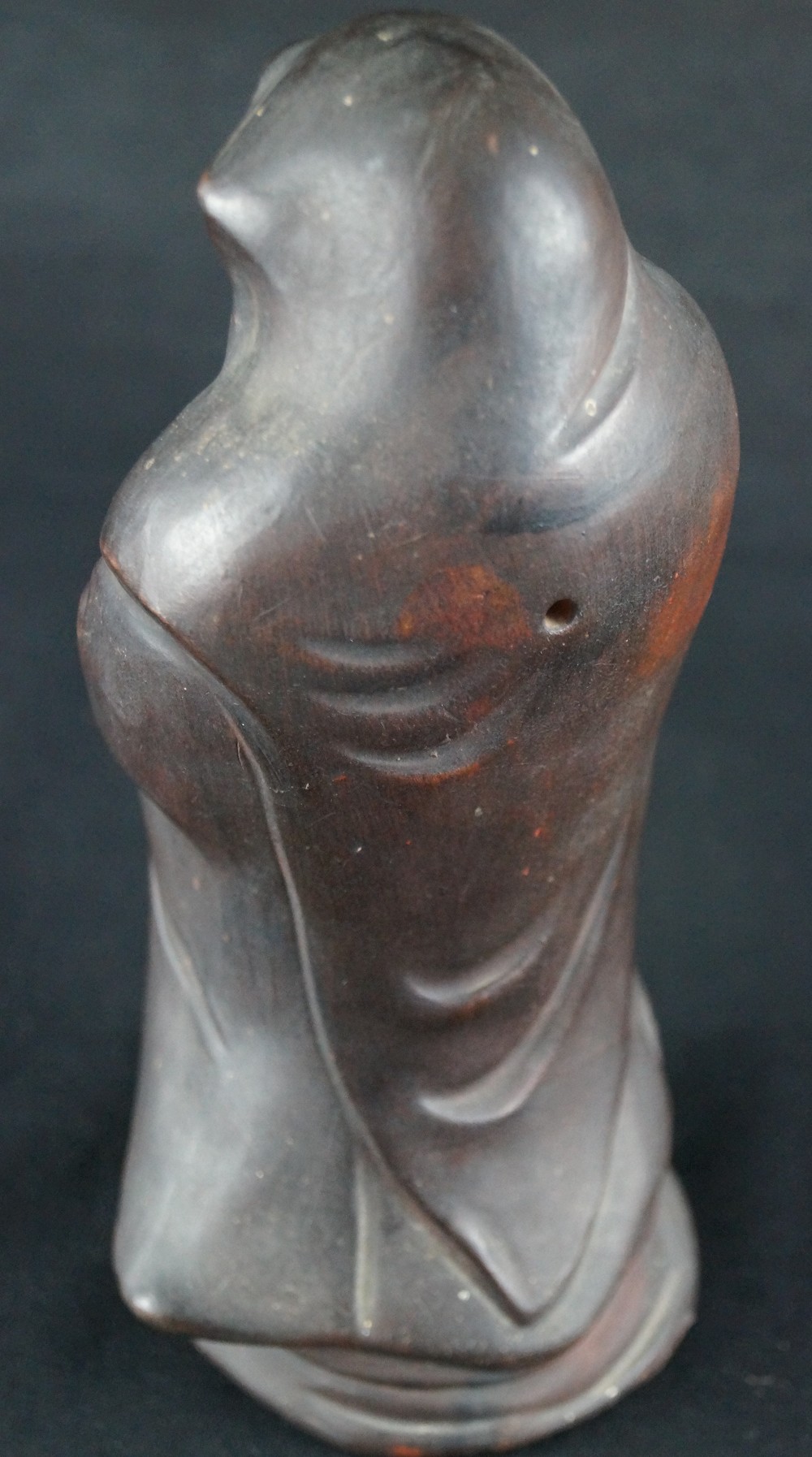 Bodhidharma Daruma grimmiger Blick Bizen Keramik Gewand Ruecken Nahaufnahme 4