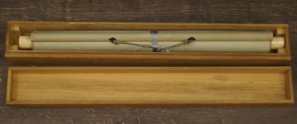 Japanisches Rollbild Zen Moench zusammengerollt in Aufbewahrungsbox