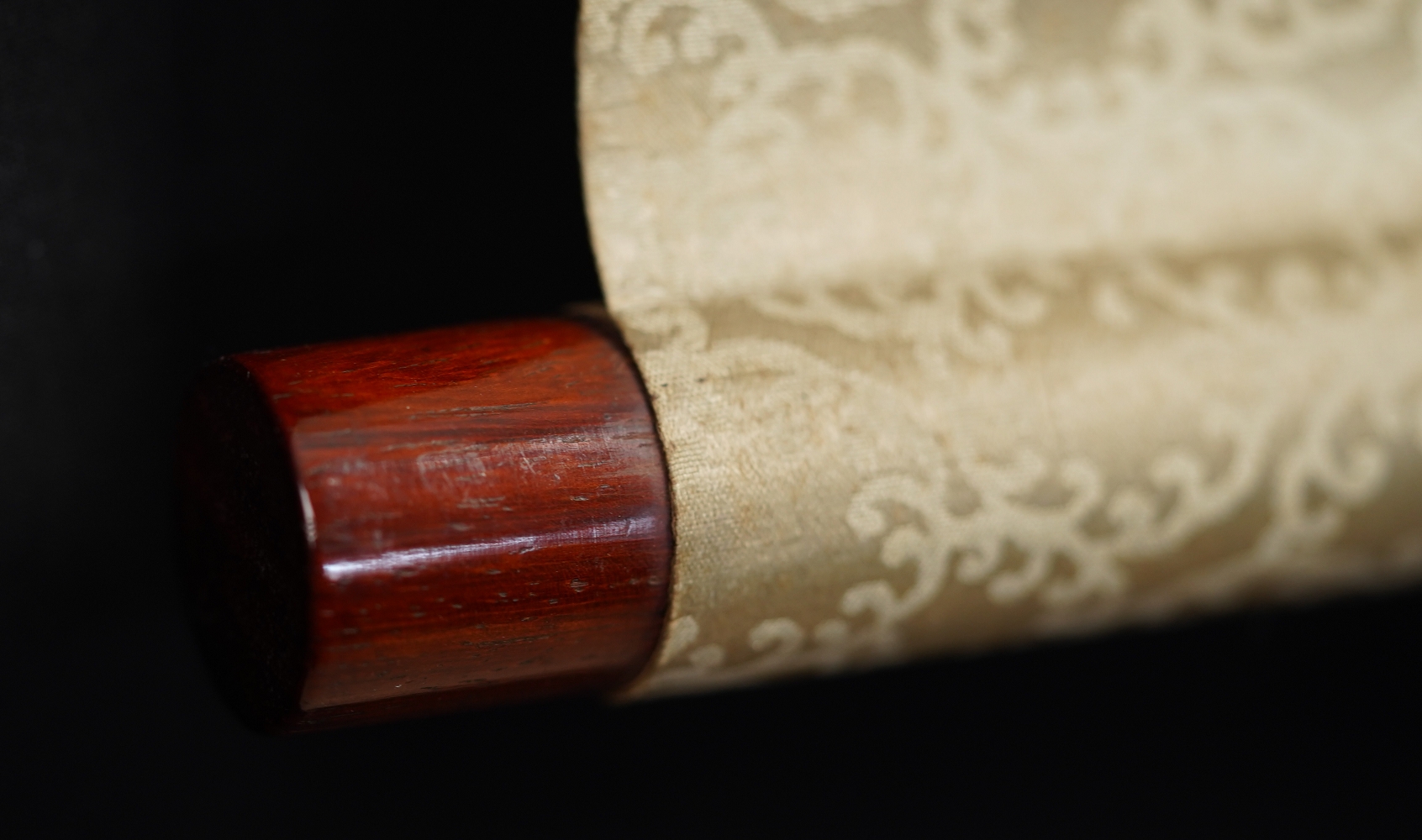 Weitere Detailansicht des Rollenendes mit Lackknauf und Seidenmontierung des Kakemono Singvogel auf bluehendem Pflaumenbaum