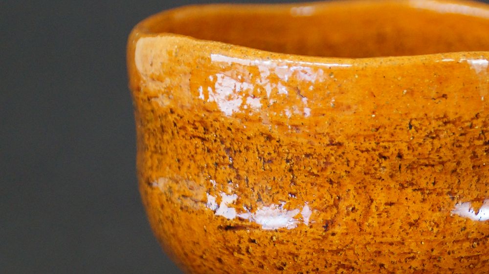 Nahaufnahme des unregelmaessig geformten Randes der Chawan Teeschale aus Ohi-Keramik