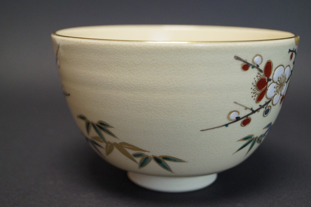 Czarka do herbaty chawan autorstwa Kansai Tsuji widok z boku z bambusem