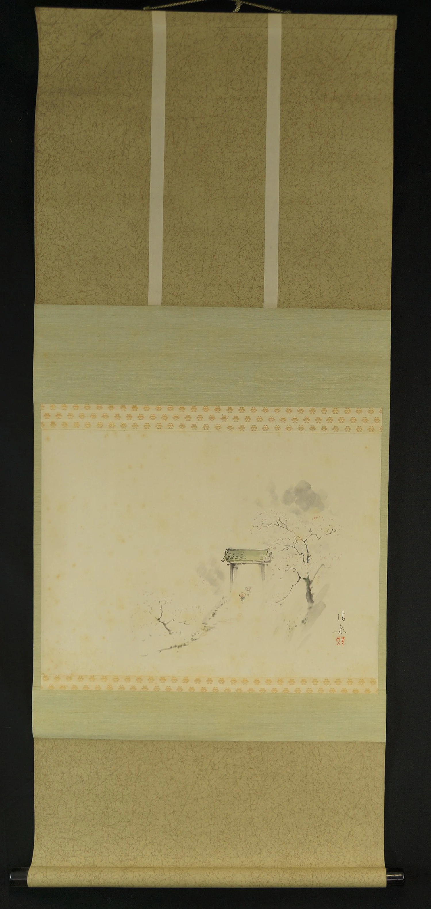 Vista d'insieme del kakemono appeso con porta di tempio e alberi in fiore