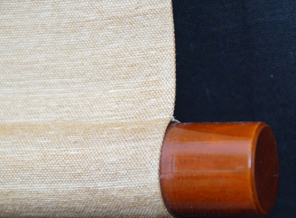 Detailansicht des Rollenendes mit rotbraunem Knauf und cremefarbener Seide des Kakemono Kalligrafie Ohne Angelegenheiten