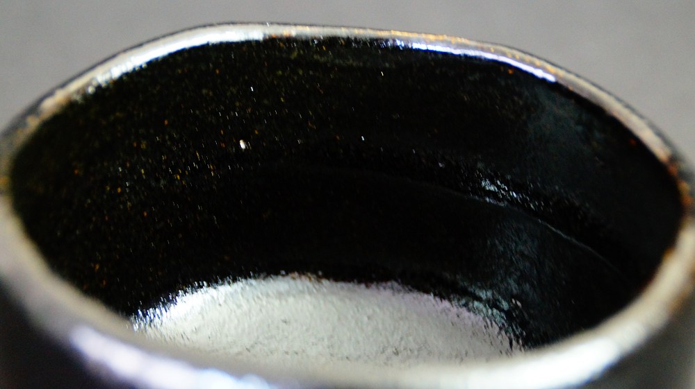 Chawan Teeschale aus Raku-Keramik von Ono Kyuko Innenansicht Nahaufnahme