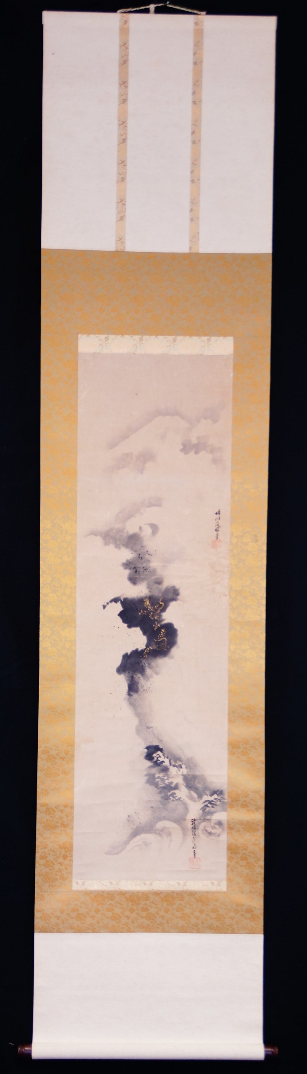 Gesamtansicht des Kakemono mit Drache, Fuji und Wellen der Kano-Schule, aufgehaengt mit Aufhaengeschnur