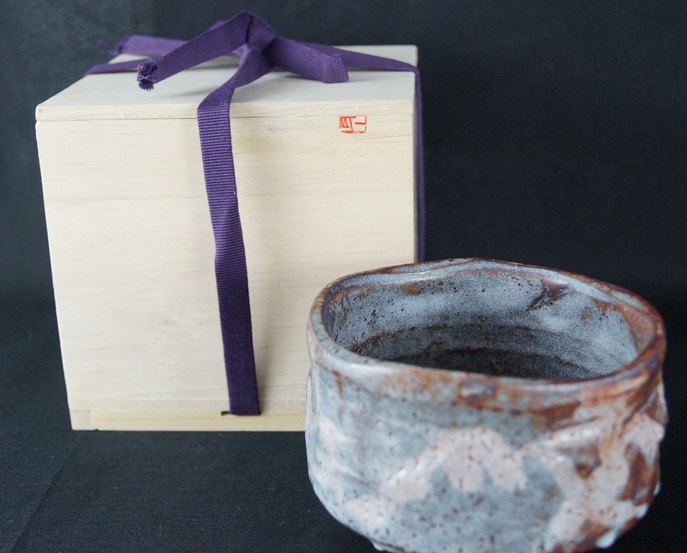 Chawan Shino Keramik Frontalansicht mit Aufbewahrungsbox 1