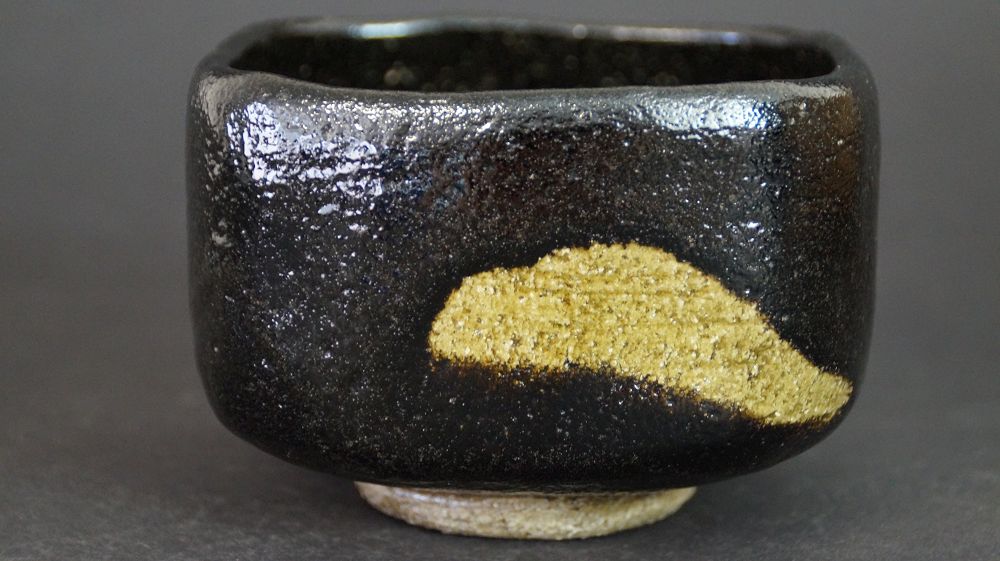 Weitere Ansicht der Chawan aus Raku-Keramik mit glaenzend schwarzer Glasur