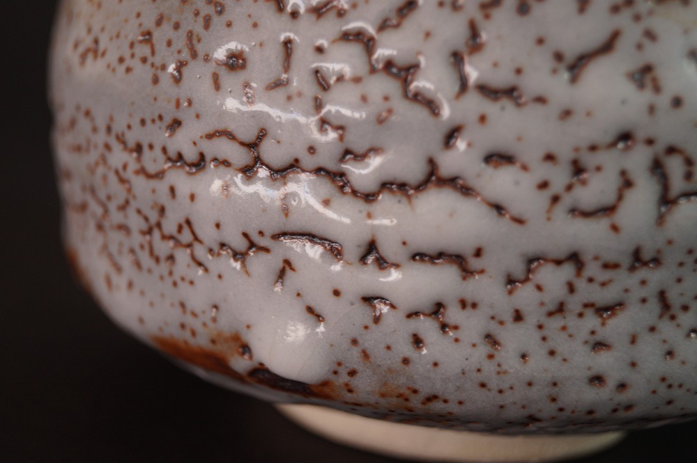 Chawan Shino par Shuzo Kato glaçure gros plan 2