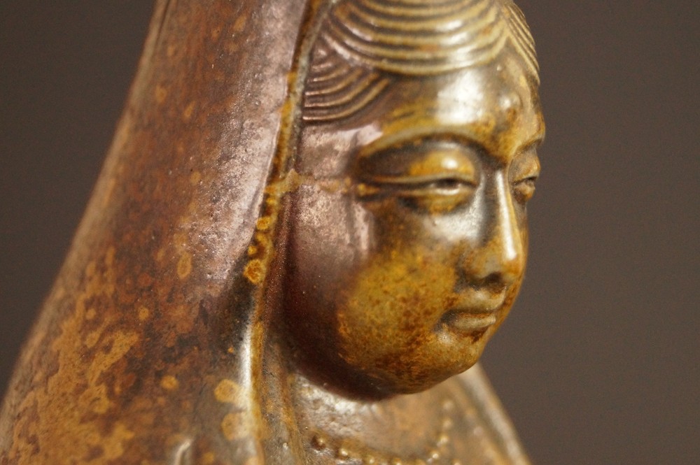 Kannon Figur aus Bizen Keramik von Shibaoka Tsukuru Nahaufnahme des Gesichts im Seitenlicht Motiv Nahaufnahme 1