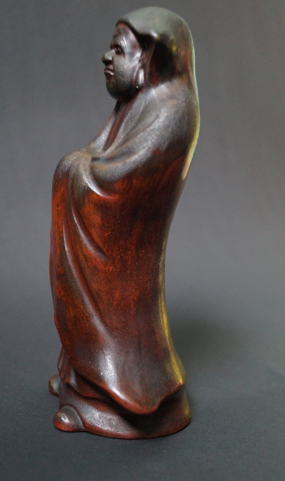 Bodhidharma Daruma Figur aus Bizen-Keramik Seitenansicht 3