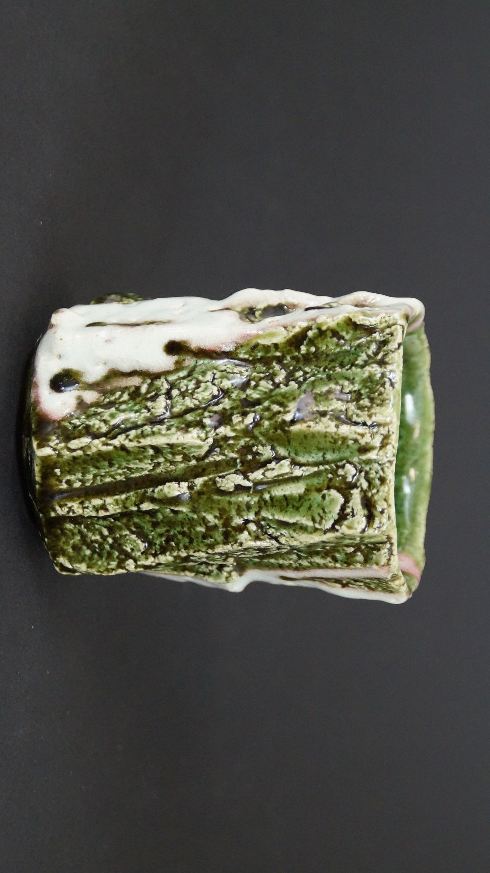 Weitere Ansicht der Yunomi Tee-Schale aus Oribe-Keramik mit fliessenden Glasurstreifen