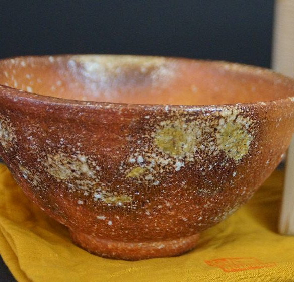 Chawan aus Shigaraki-Keramik von Shogetsu Matsuoka mit rotbrauner Brennhaut und natuerlichen Ascheeinschluessen