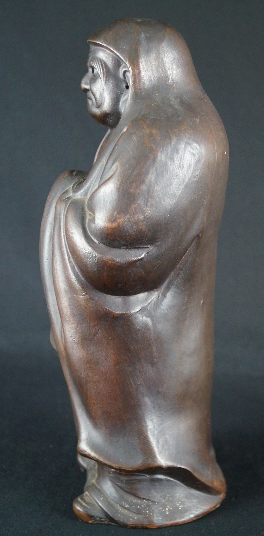 Bodhidharma Daruma nachdenklicher Blick Bizen Keramik Seitenansicht 1