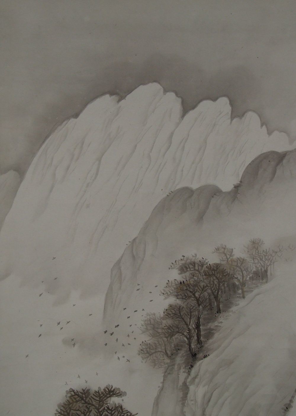 Vue détaillée du vol d'oiseaux et des arbres sur le flanc de la montagne dans le Kakemono paysage avec voyageur