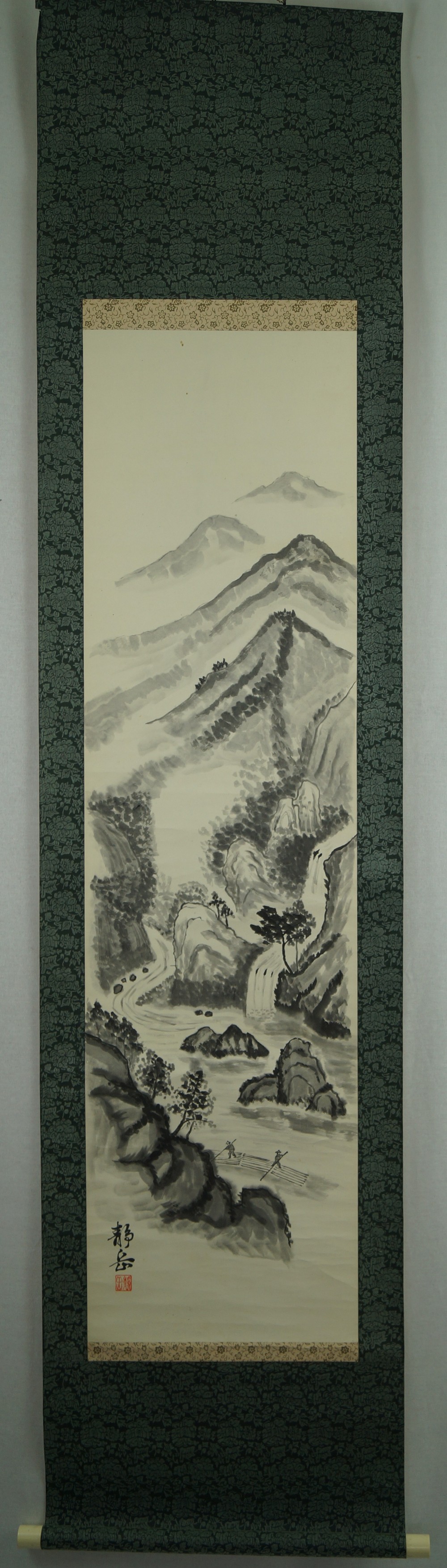 Landschaft mit Wasserfall und Floessern Gesamtansicht des Rollbilds mit dunkelgruener Stoffmontierung Gesamtansicht Rollbild