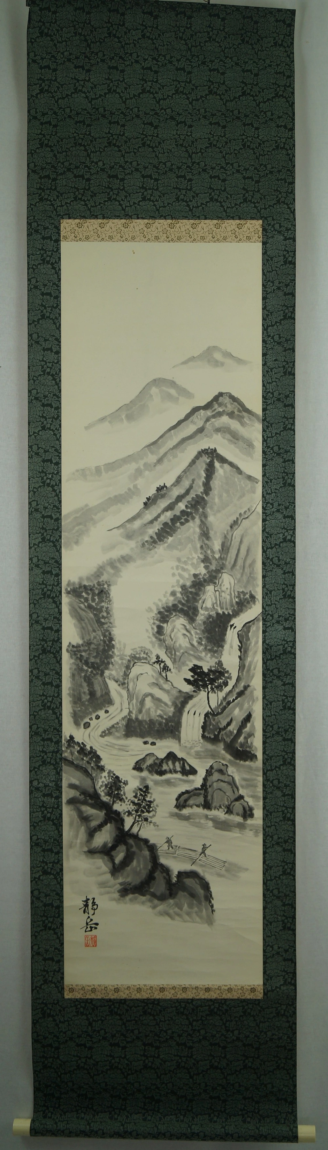 Landschaft mit Wasserfall und Floessern Gesamtansicht des Rollbilds mit dunkelgruener Stoffmontierung Gesamtansicht Rollbild