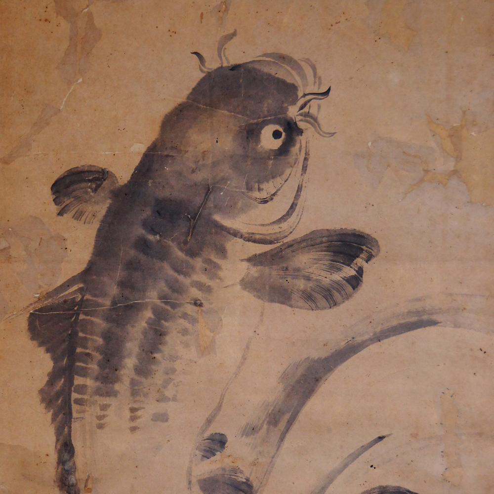 In Tusche gemalter Karpfen inmitten von Wasserwellen, Kakemono von Shujo