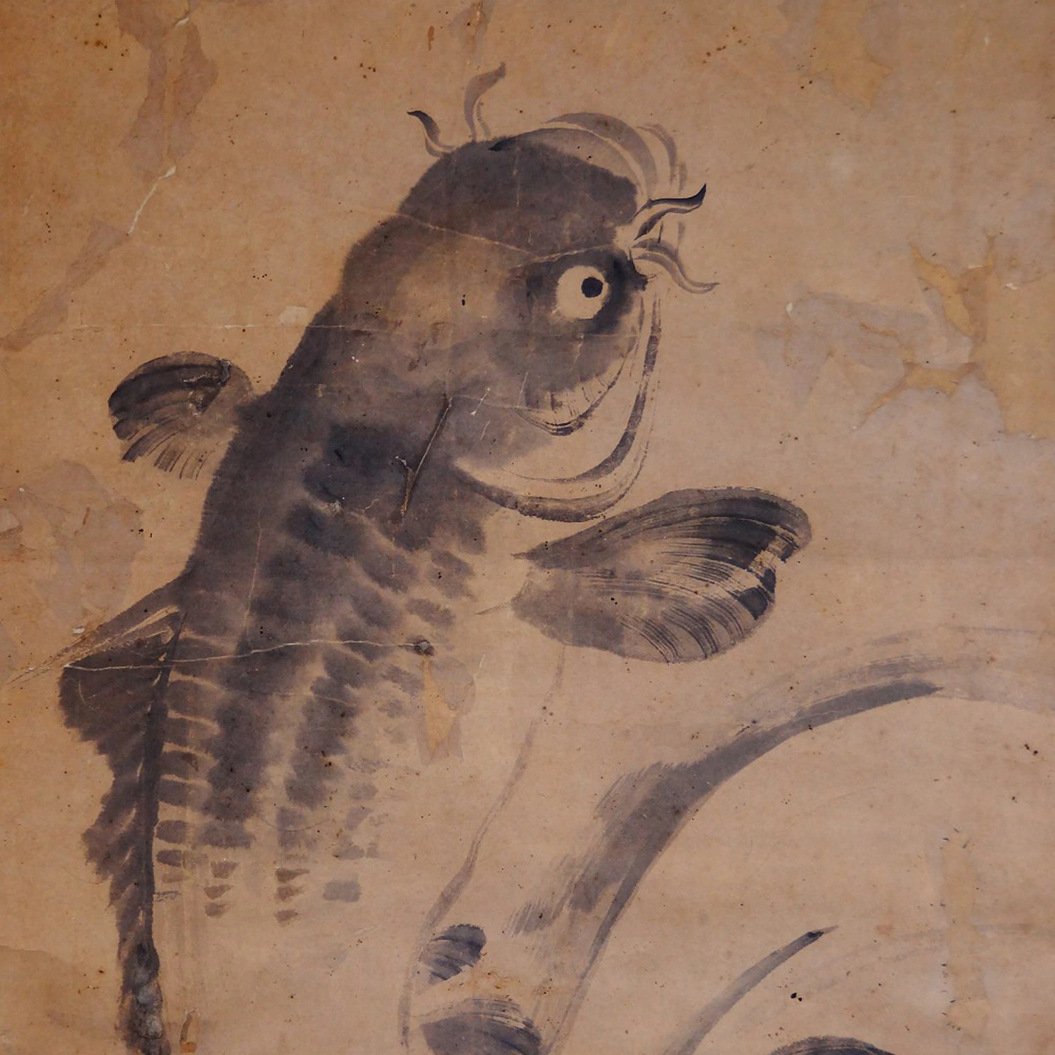 In Tusche gemalter Karpfen inmitten von Wasserwellen, Kakemono von Shujo