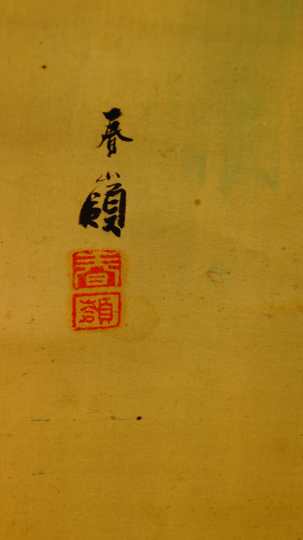 Kakemono enrollado de Otsuka Shunrei en la caja de conservación abierta con cierre de cordón