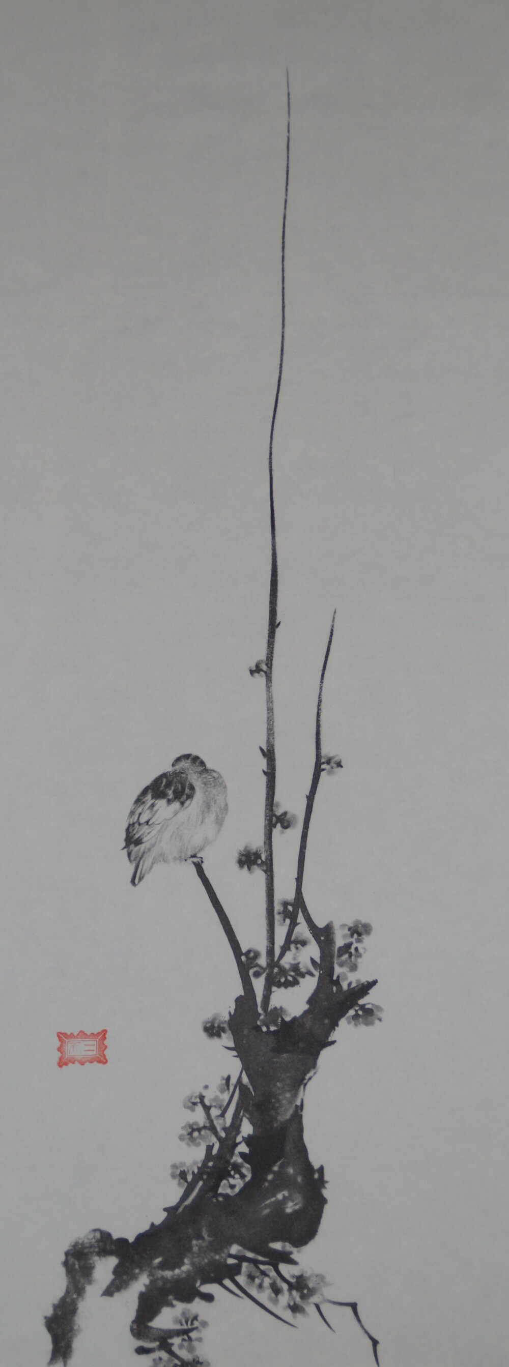 Spatz auf bluehendem Pflaumenzweig in der Spatz-Rolle des Triptychons nach Miyamoto Musashi mit rotem Kuenstlersiegel