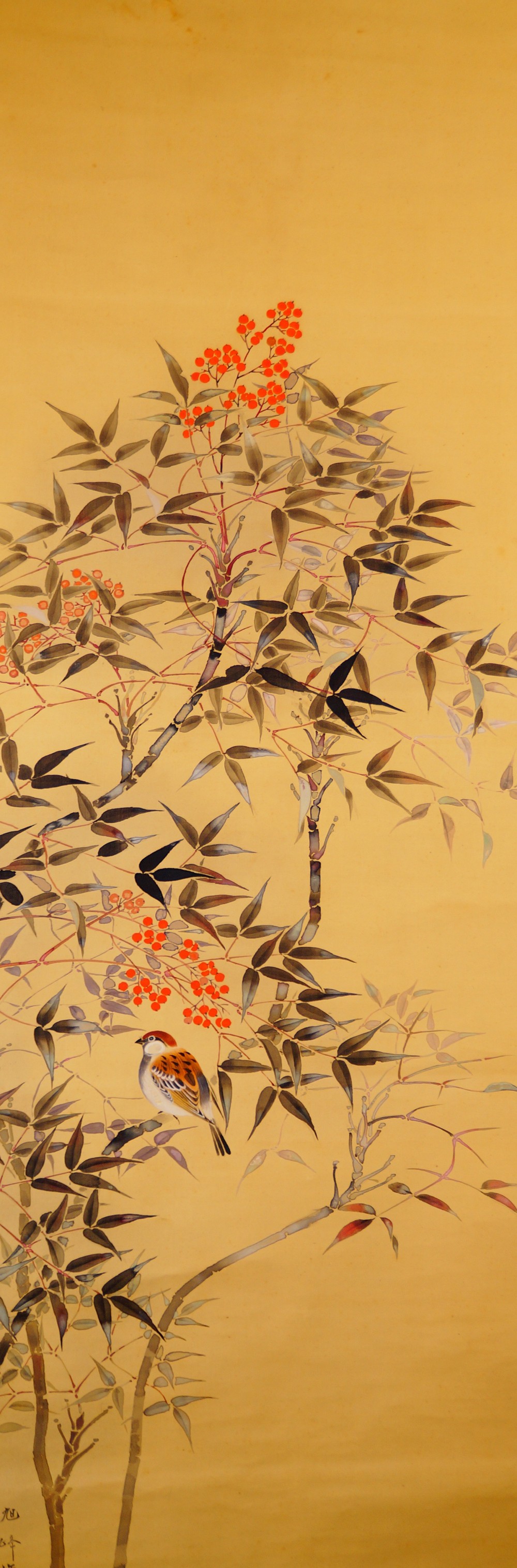 Bambuszweige mit roten Nandina-Beeren und einem Spatzen im Kakemono Naturstille von Mikami Kyokuho ohne Rahmung