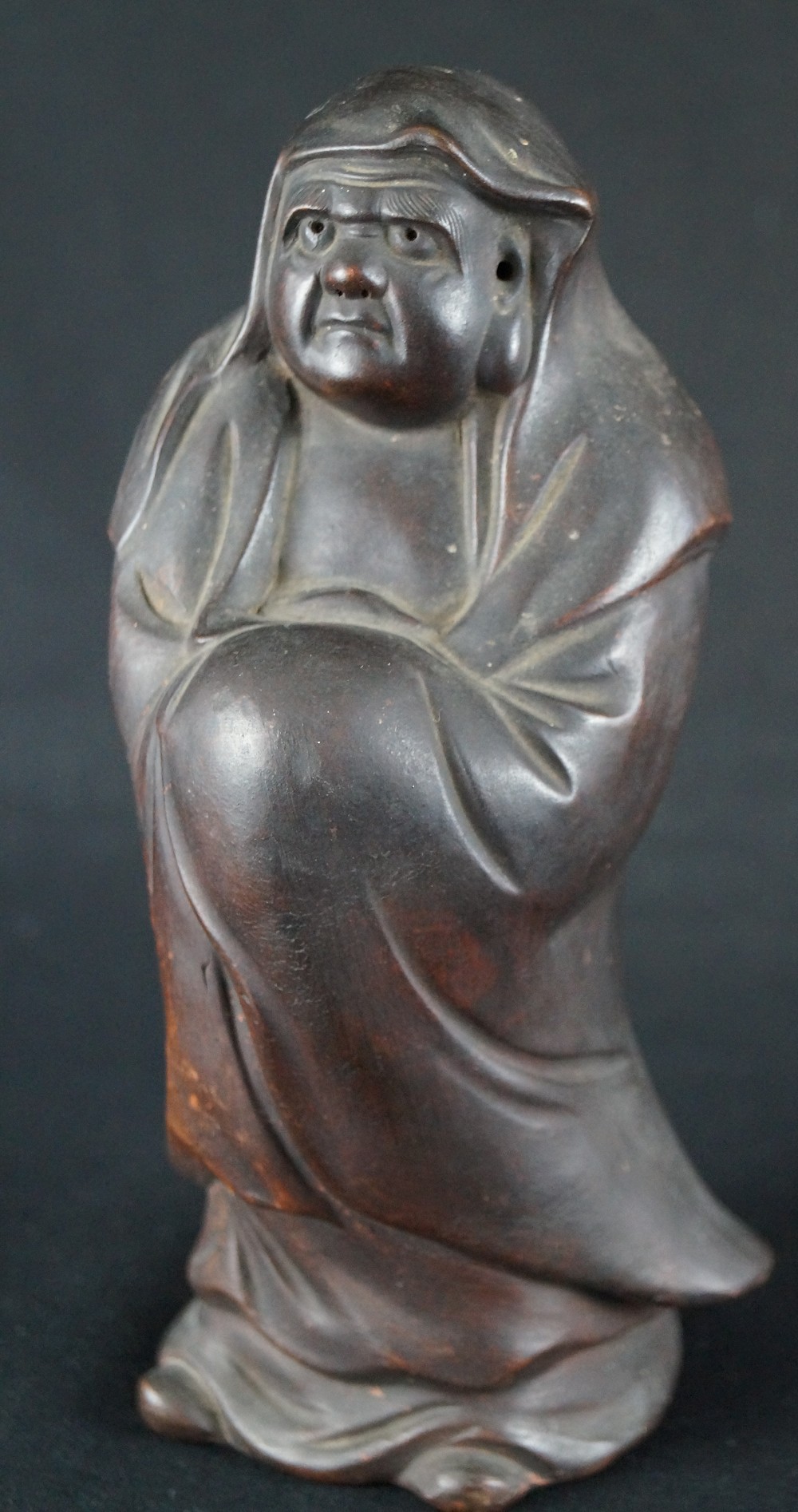 Bodhidharma Daruma grimmiger Blick Bizen Keramik Frontalansicht
