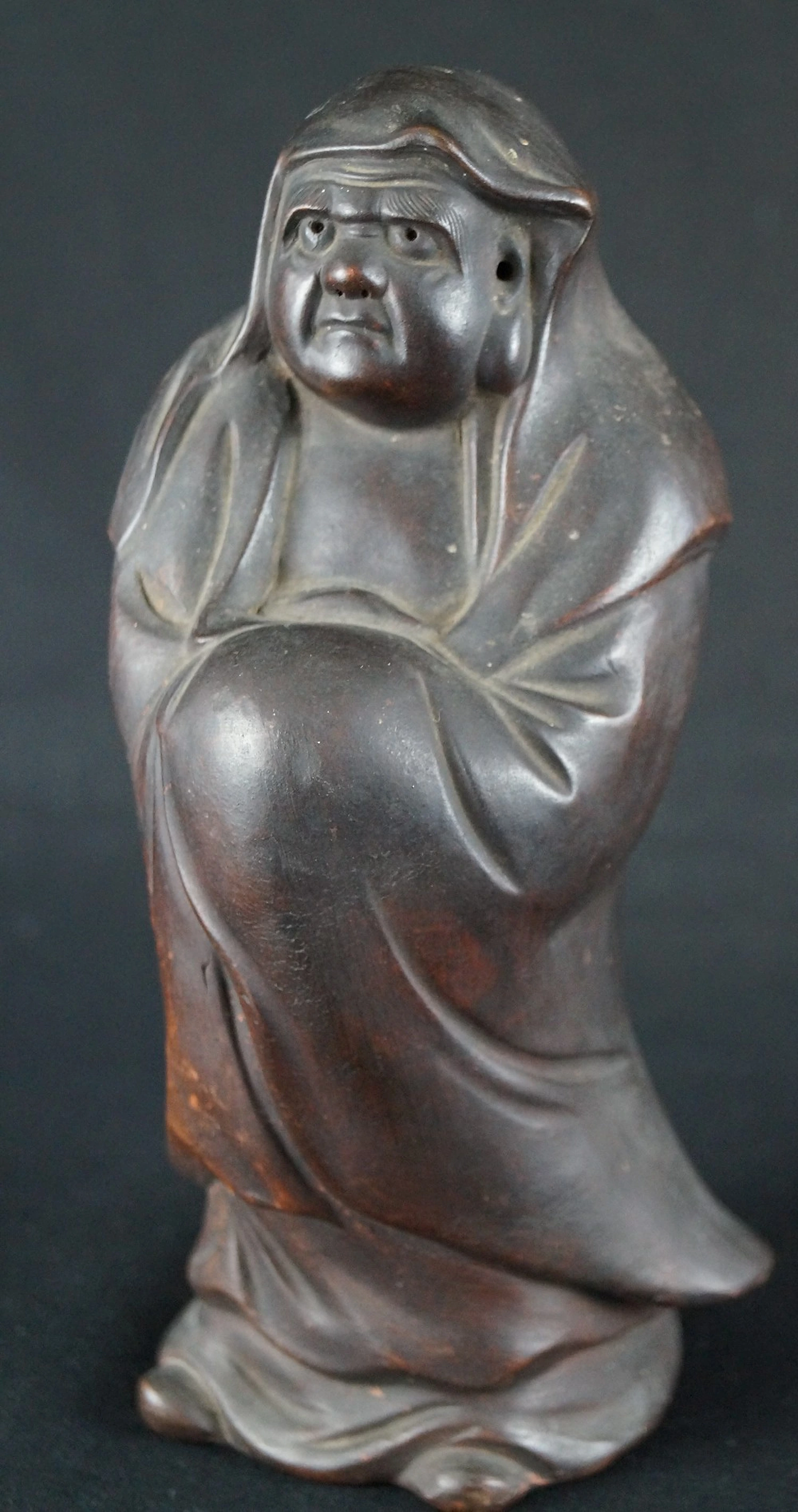Bodhidharma Daruma mirada feroz cerámica de Bizen vista frontal